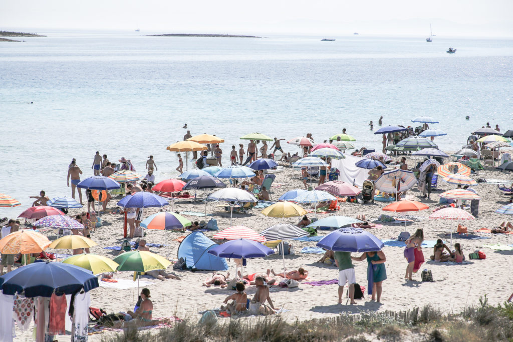 voller Strand in Stintino am Vormittag